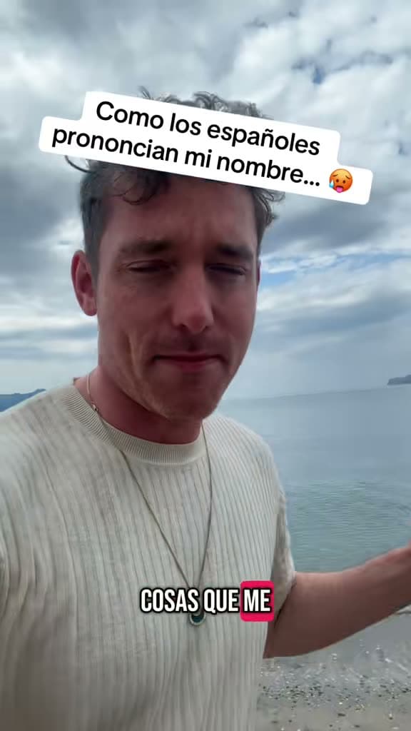 Christopher Adams by the sea; the title card reads Como los españoles pronuncian mi nombre